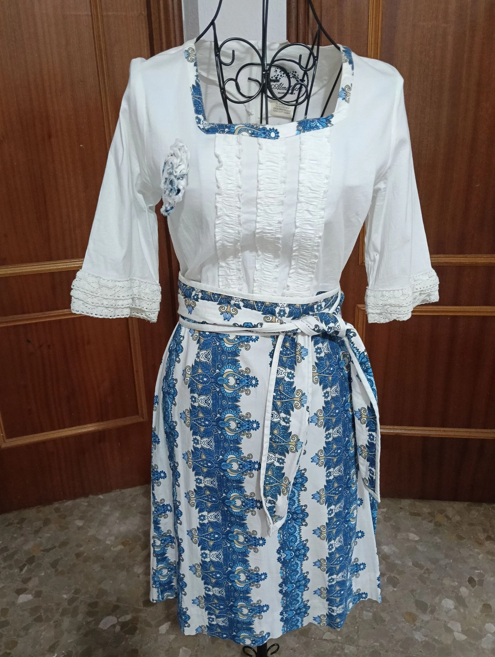 Vestido de blusa blanco con encaje, falda estampada y cinturón a juego 